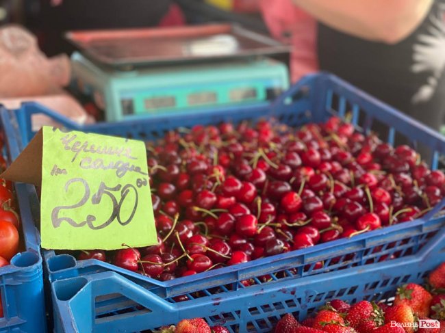 Звідки везуть черешню і скільки коштує ягода на луцькому ринку 