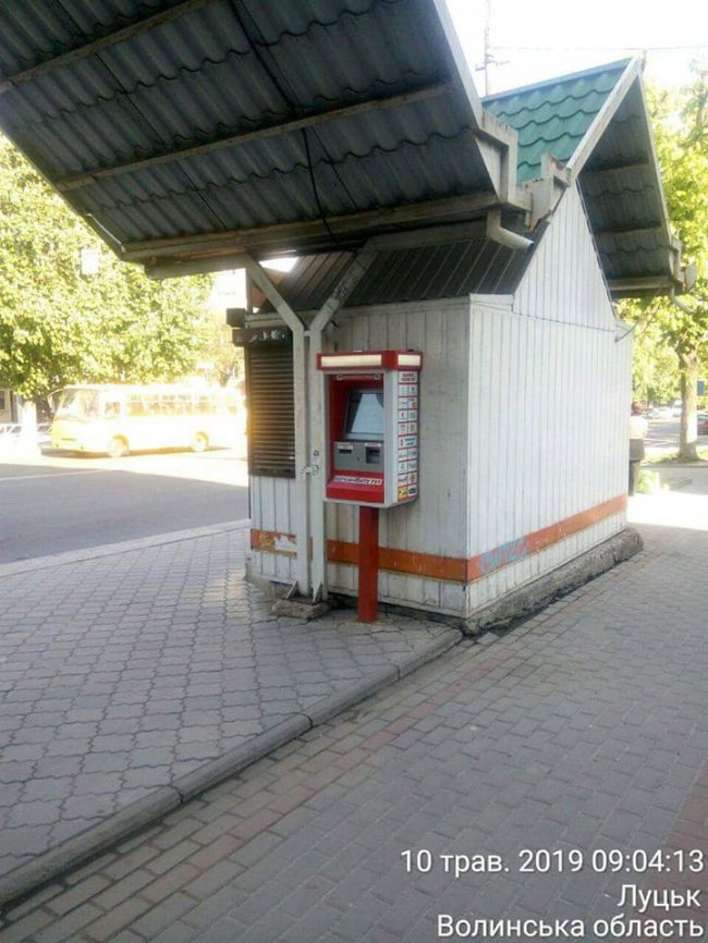 У Луцьку демонтували 15 платіжних терміналів, які колись встановили без дозволу. ФОТО