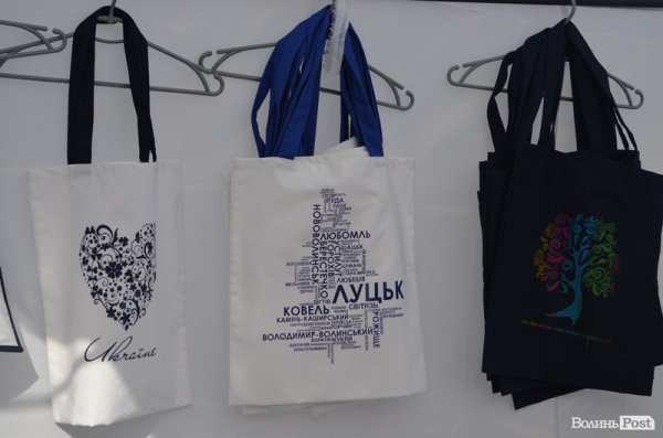 У центрі Луцька – співи і танці: стартувало «Поліське літо з фольклором». ФОТО