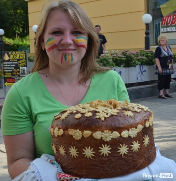 У центрі Луцька – співи і танці: стартувало «Поліське літо з фольклором». ФОТО