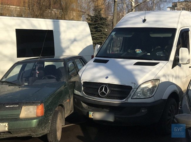 У Нововолинську «поцілувалися» легковик та бус. ФОТО