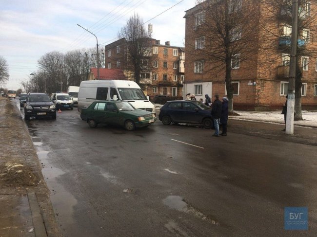 У Нововолинську «поцілувалися» легковик та бус. ФОТО