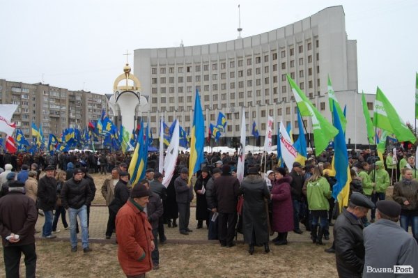 Акція «Вставай, Україно!» розпочалася в Луцьку. ФОТО. ОНОВЛЕНО
