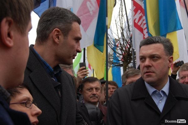 Акція «Вставай, Україно!» розпочалася в Луцьку. ФОТО. ОНОВЛЕНО