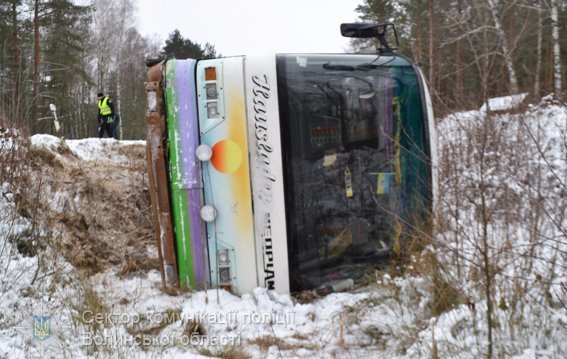 Аварія на Волині: автобус з’їхав з дороги і перекинувся