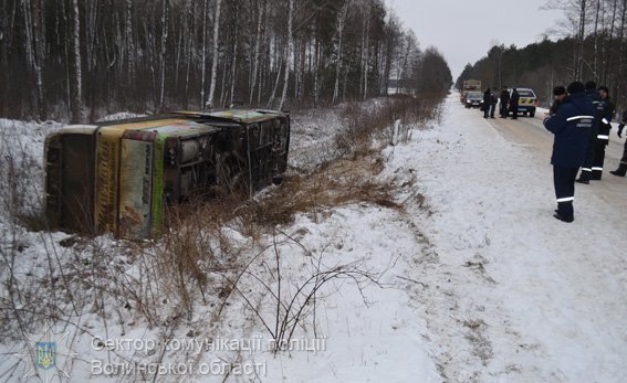 Аварія на Волині: автобус з’їхав з дороги і перекинувся