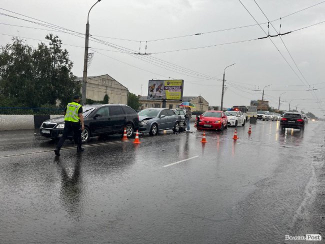 На проспекті Перемоги у Луцьку – аварія. ФОТО