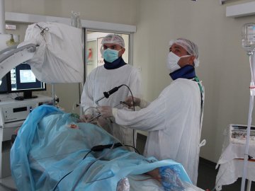 «Дробимо як горішки»: ковельські лікарі видалили величезний камінь з нирки