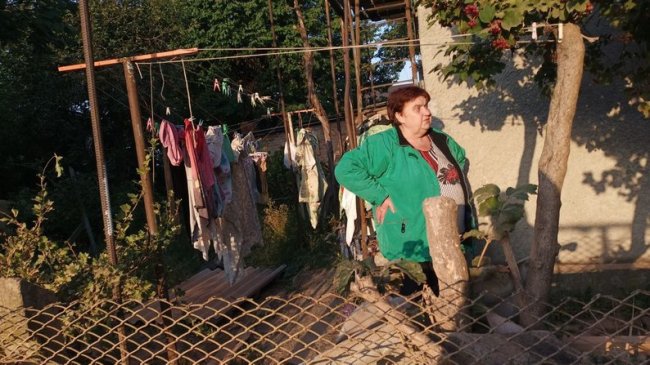 На подвір’ї лучанки після нічної атаки - згарище: люди оглядають збитки від атаки російських дронів