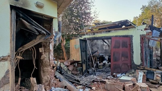 На подвір’ї лучанки після нічної атаки - згарище: люди оглядають збитки від атаки російських дронів