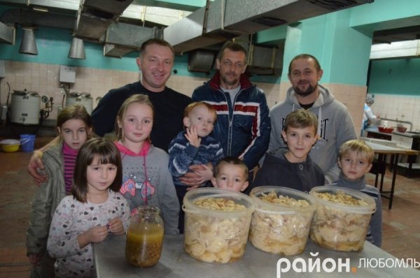 Любомль: військовим зліпили 15 відер вареників