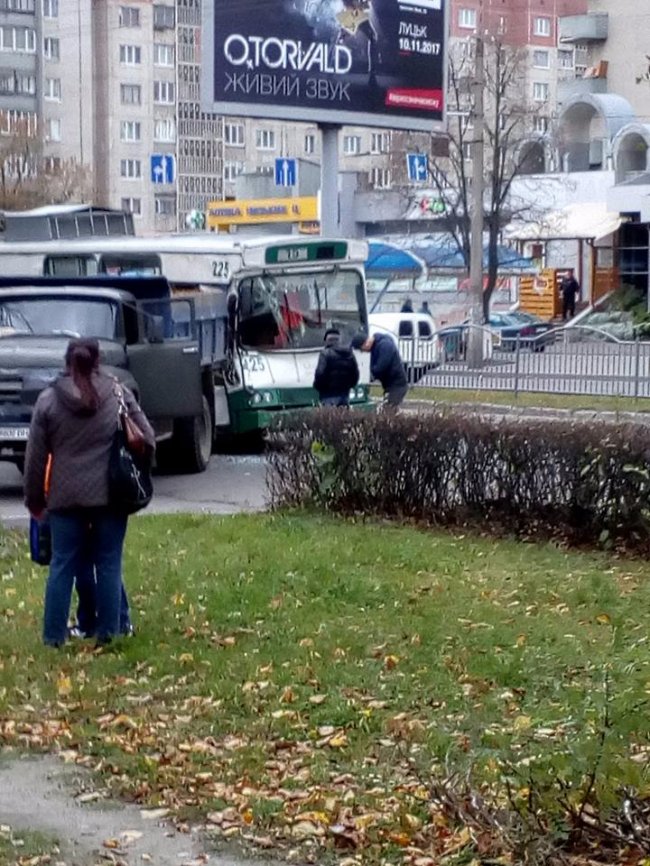 У Луцьку тролейбус протаранив ЗіЛ. ФОТО