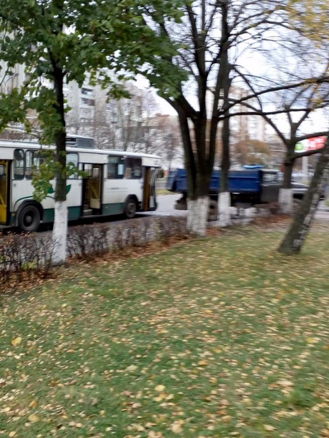 У Луцьку тролейбус протаранив ЗіЛ. ФОТО