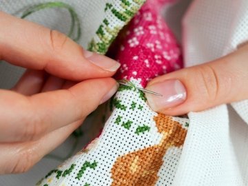 Волинська майстриня навчає французькій вишивці