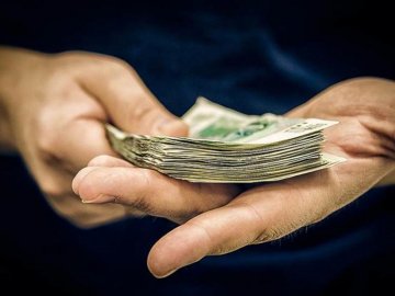 Хотів відкупити племінницю-крадійку: у Луцьку чоловік пропонував слідчій хабар