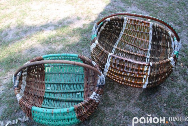 Волинський умілець плете колоритні сумки із пакувальної стрічки. ФОТО