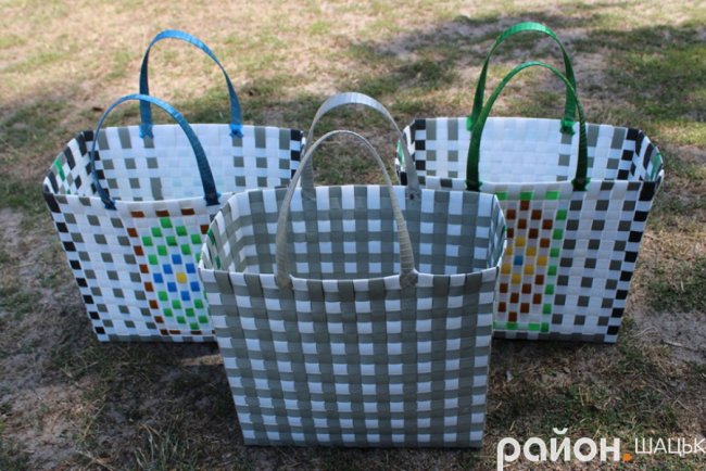 Волинський умілець плете колоритні сумки із пакувальної стрічки. ФОТО