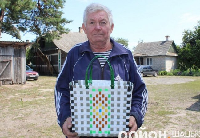 Волинський умілець плете колоритні сумки із пакувальної стрічки. ФОТО