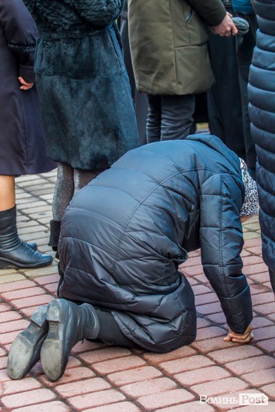 «Силою нашу церкву ніхто не забере»: як у Луцьку прихильники УПЦ (МП) на майдан вийшли. ФОТОРЕПОРТАЖ