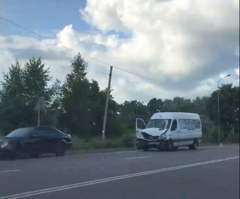 Поблизу Луцька сталась аварія за участі буса і легковика: є постраждалі