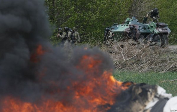 Бійці спецназу під час антитерористичної операції у Слов’янську ліквідовують блок-пости сепаратистів, 24 квітня 2014 року