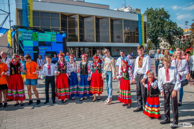 Учасники міжнародного фесту вчили лучан танцювати. ФОТО