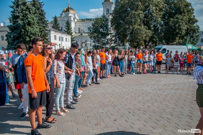 Учасники міжнародного фесту вчили лучан танцювати. ФОТО