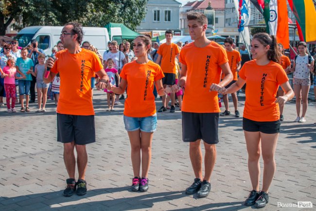 Учасники міжнародного фесту вчили лучан танцювати. ФОТО