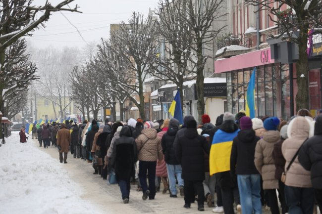 Лучани розгорнули 200-метровий прапор у День Соборності України. ФОТО