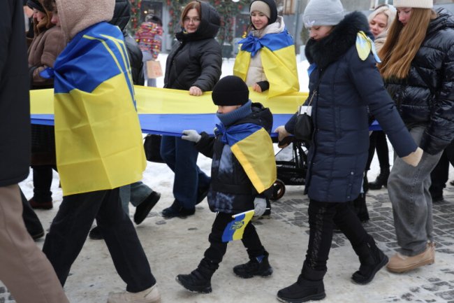 Лучани розгорнули 200-метровий прапор у День Соборності України. ФОТО