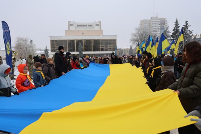 Лучани розгорнули 200-метровий прапор у День Соборності України. ФОТО