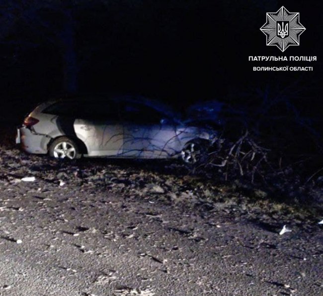 Заснув за кермом: на Волині водій врізався у бетонний стовп