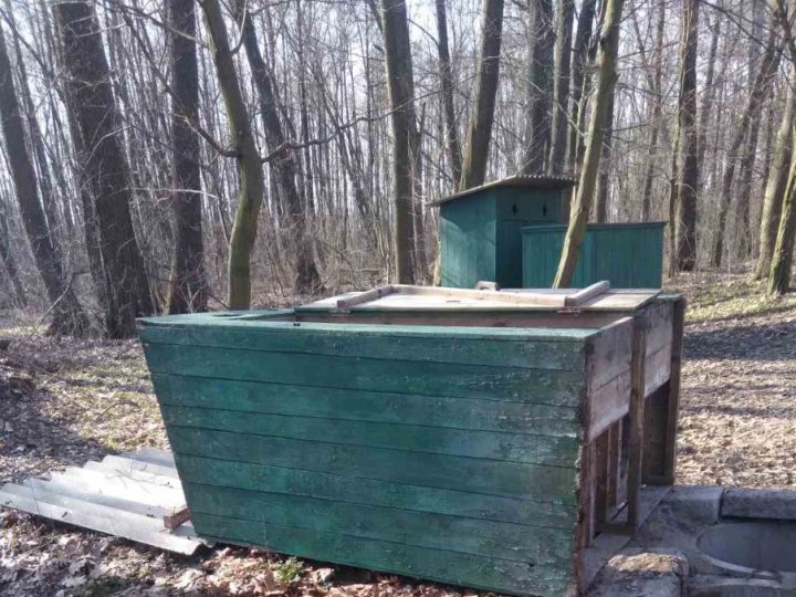 У селищному парку на Волині поламали лавки та перекинули туалети