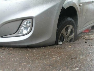 Луцький юрист розповів, як отримати гроші за пошкоджене на поганій дорозі авто
