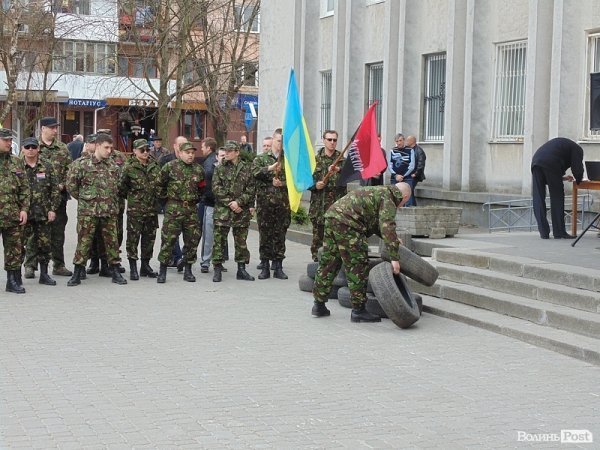 Шини, лампадки та «Правий сектор»: народне віче у Ковелі. ФОТО