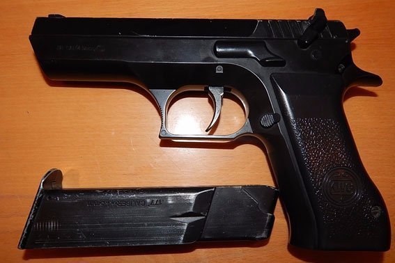 Восьмирічний хлопчик приніс у школу пістолет. ФОТО