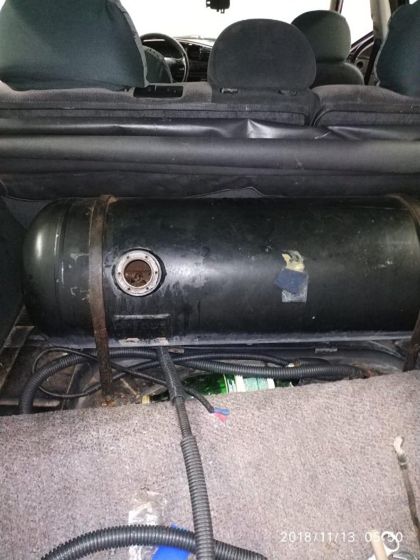 Волинянин хотів провезти через кордон майже 7 кілограмів бурштину у газовому балоні. ФОТО