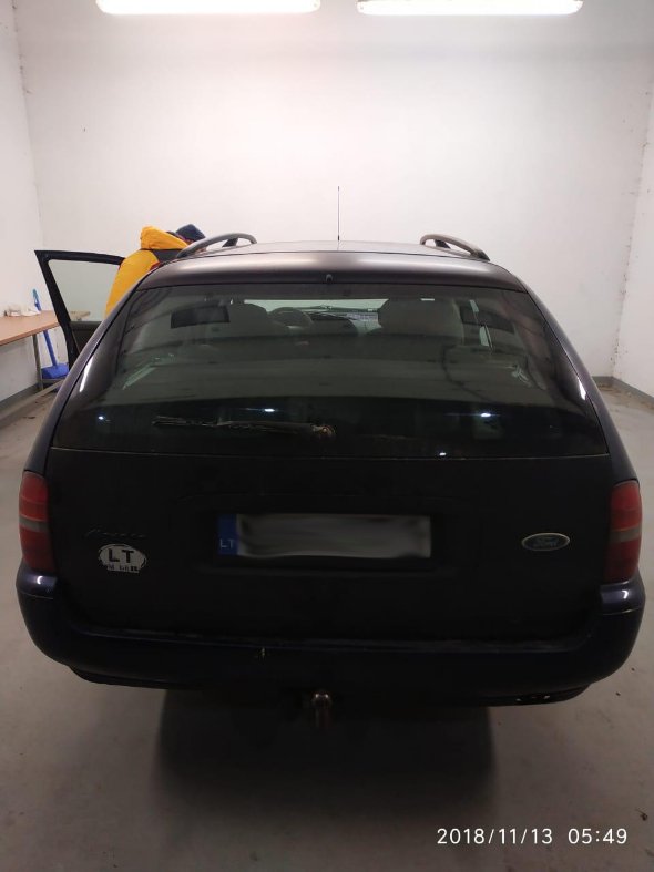 Волинянин хотів провезти через кордон майже 7 кілограмів бурштину у газовому балоні. ФОТО