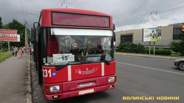 У Луцьку на Соборності зупинили рух десяток тролейбусів. ФОТО