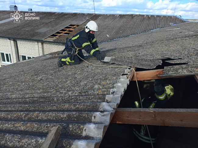 Негода на Волині позривала дахи та вирвала з корінням дерево. ДЕТАЛІ