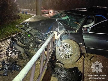 У Луцьку нетверезий водій зніс дорожнє огородження. ФОТО