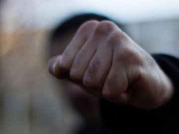 Бив доти, поки хлопчик не знепритомнів: у Дніпрі грабіжник вдерся до будинку та катував дитину 