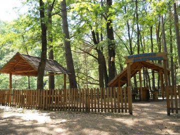 Сплачує штрафи, зносити відмовляється: на Маневиччині чоловік незаконно обладнав зону відпочинку