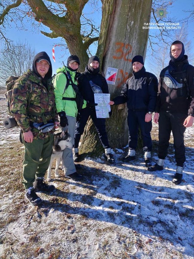 За 15 годин пройшли 57 кілометрів: волинські патрульні взяли участь у екстремальних змаганнях. ФОТО