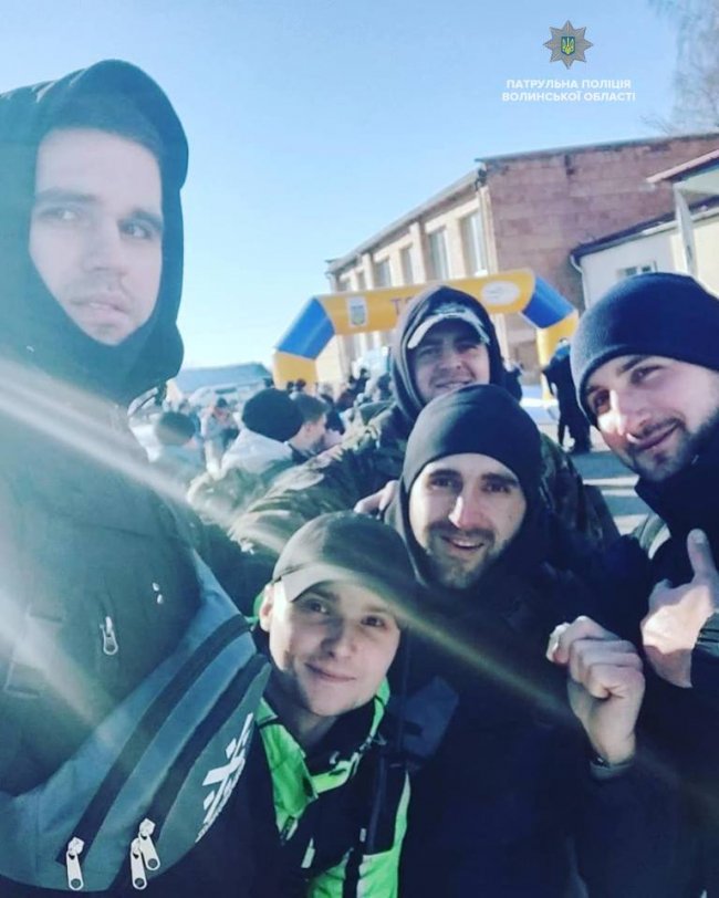 За 15 годин пройшли 57 кілометрів: волинські патрульні взяли участь у екстремальних змаганнях. ФОТО