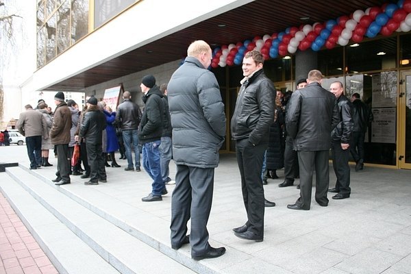 Луцьких мітингувальників налякали автобуси з людьми. ФОТО