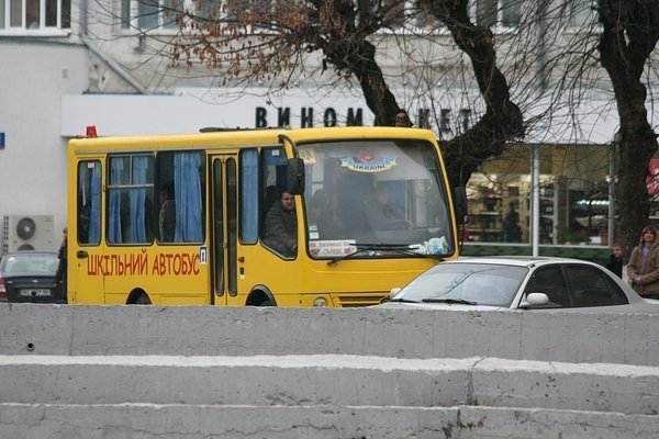Луцьких мітингувальників налякали автобуси з людьми. ФОТО