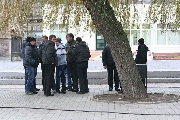Луцьких мітингувальників налякали автобуси з людьми. ФОТО