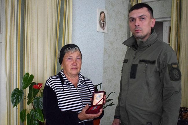 «Він гордився службою»: на Волині нацгвардійці вручили нагороду полеглого побратима його бабусі  