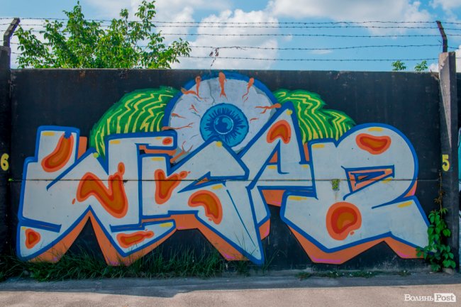 Яскрава геометрія і казкові монстри: графіті на стіні 40-го мікрорайону. ФОТО